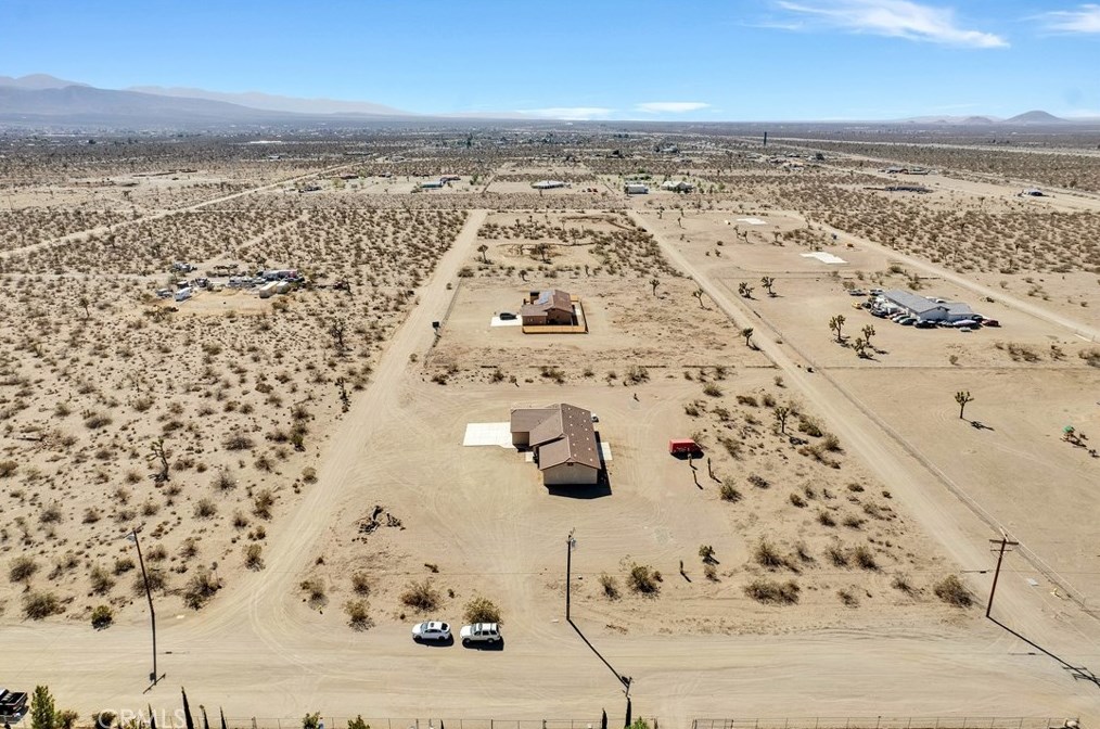 3014 Manzano Rd, Phelan CA  92371-7767 exterior