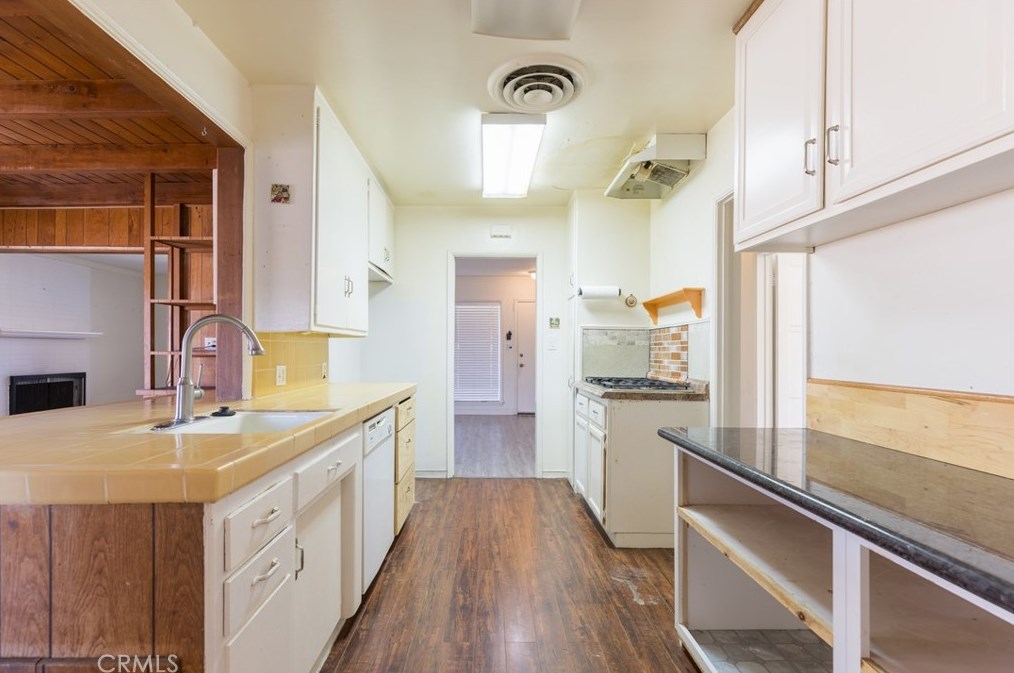 15150 Hiawatha St, San Fernando CA  91345-2515 exterior