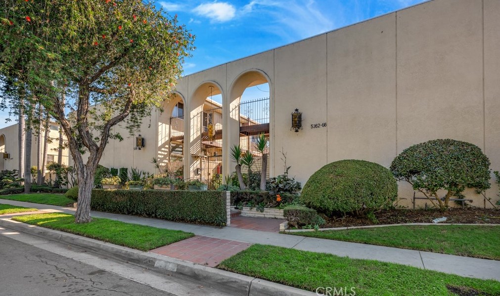 5360 Fairview Blvd, Los Angeles CA  90056-2308 exterior