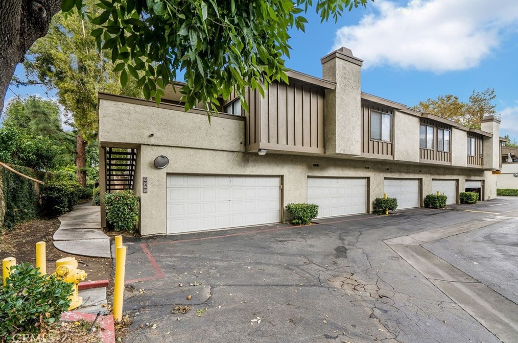 16255 Devonshire St, San Fernando CA  91344-6936 exterior