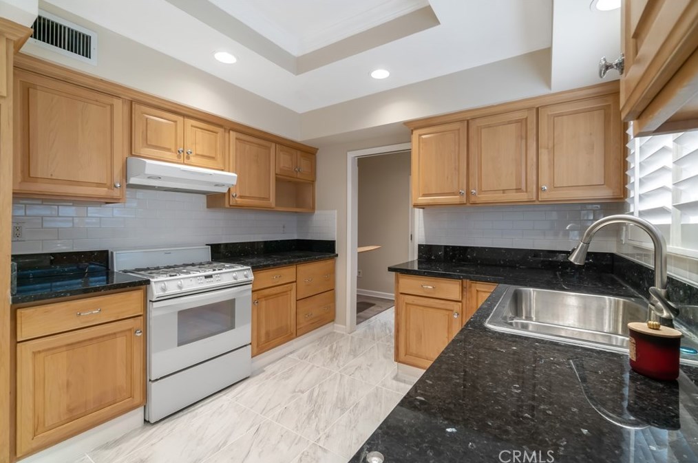 20507 Mayall St, Chatsworth CA  91311-3150 exterior