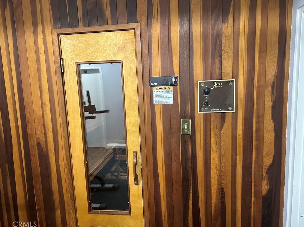 6700 Hillpark Dr, Los Angeles CA  90068-2162 exterior