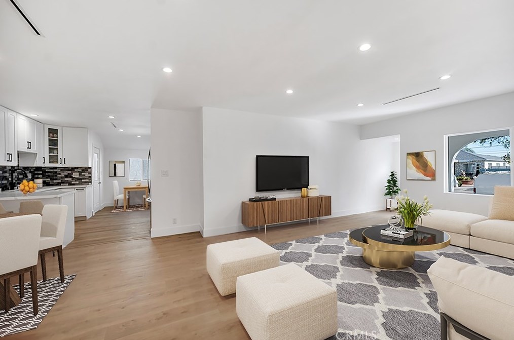 13817 Bromwich St, Los Angeles CA  91331-6120 exterior