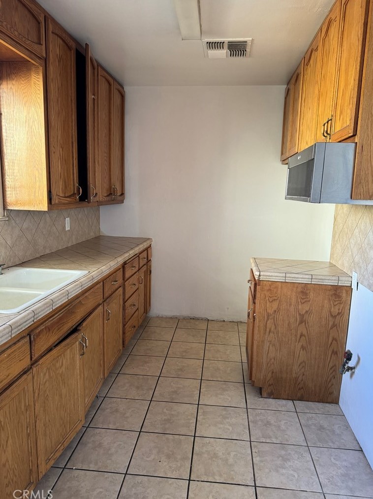 9713 Amboy Ave, Los Angeles CA  91331-4118 exterior