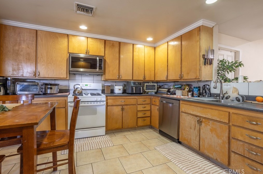 19467 Stagg St, Los Angeles CA  91335-2351 exterior
