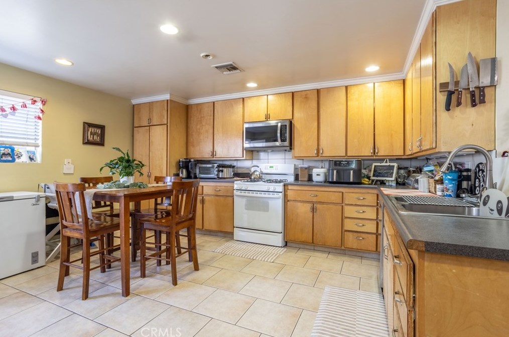 19467 Stagg St, Los Angeles CA  91335-2351 exterior