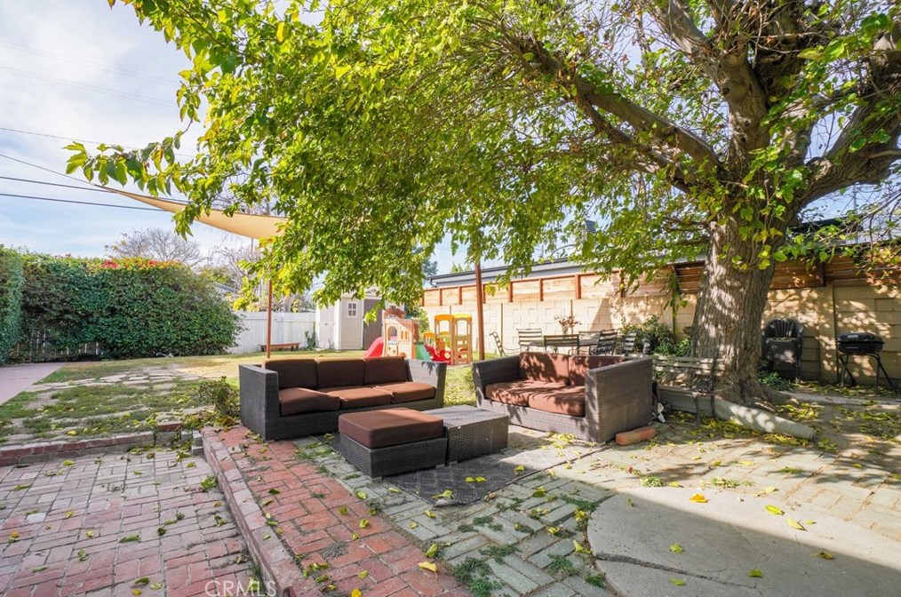 19467 Stagg St, Los Angeles CA  91335-2351 exterior