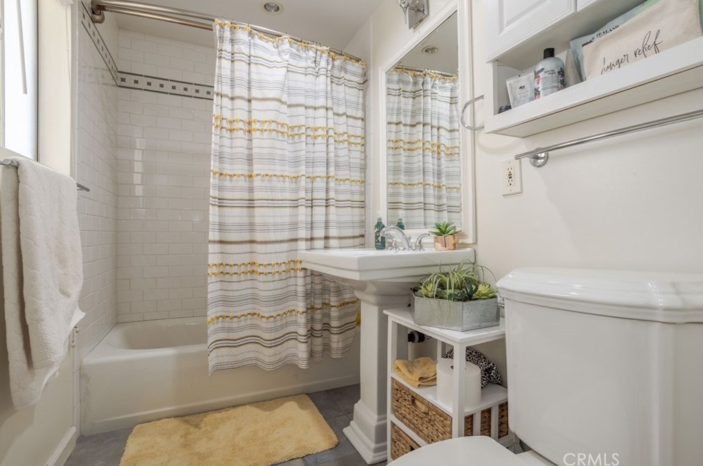 19467 Stagg St, Los Angeles CA  91335-2351 exterior