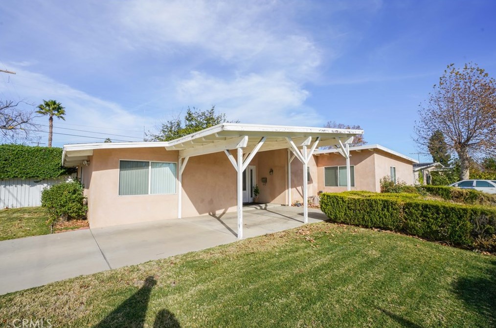 19467 Stagg St, Los Angeles CA  91335-2351 exterior