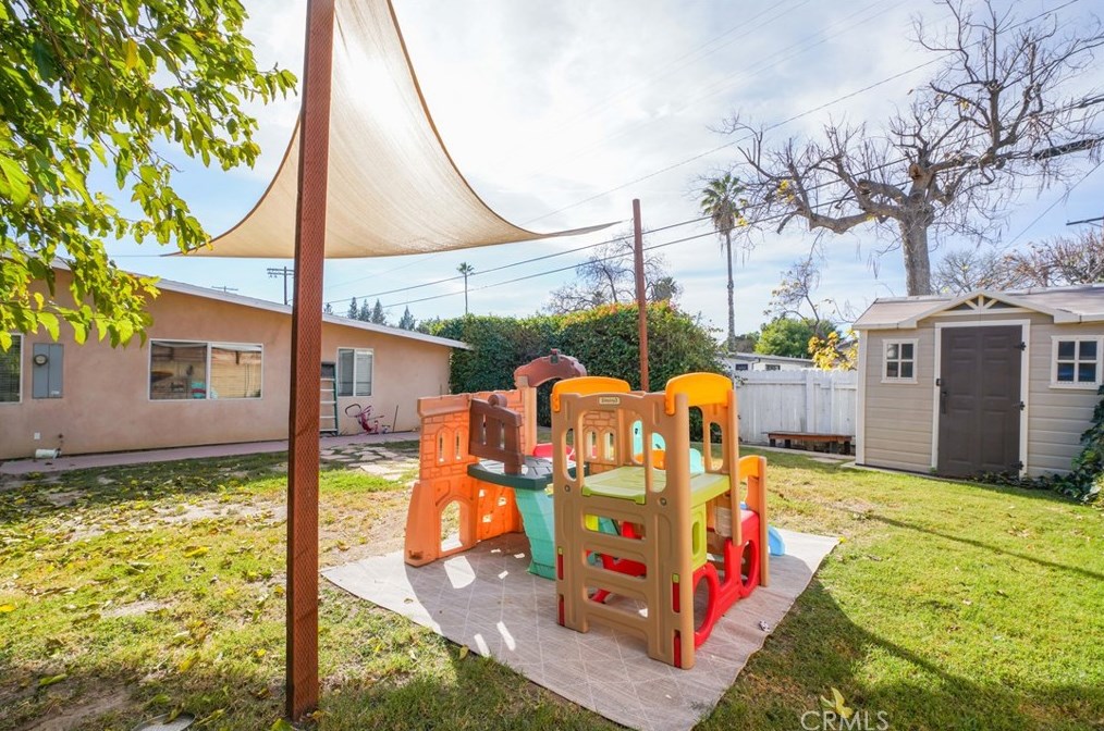 19467 Stagg St, Los Angeles CA  91335-2351 exterior