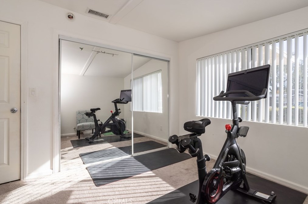 19467 Stagg St, Los Angeles CA  91335-2351 exterior