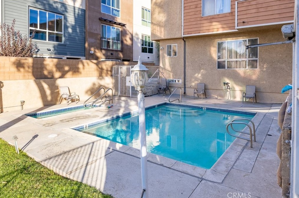 7319 Hazeltine Ave, Van Nuys CA  91405-5628 exterior