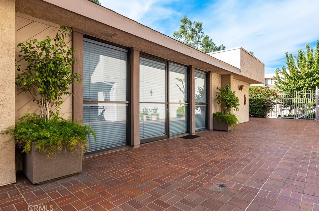 15215 Magnolia Blvd, Van Nuys CA  91403-1157 exterior
