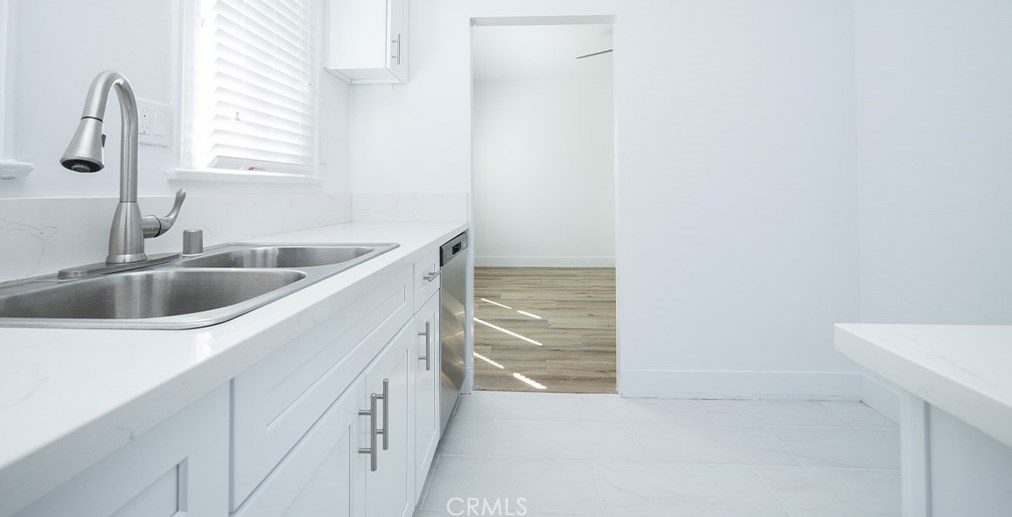 1913 3 St, Los Angeles CA  90020-2305 exterior