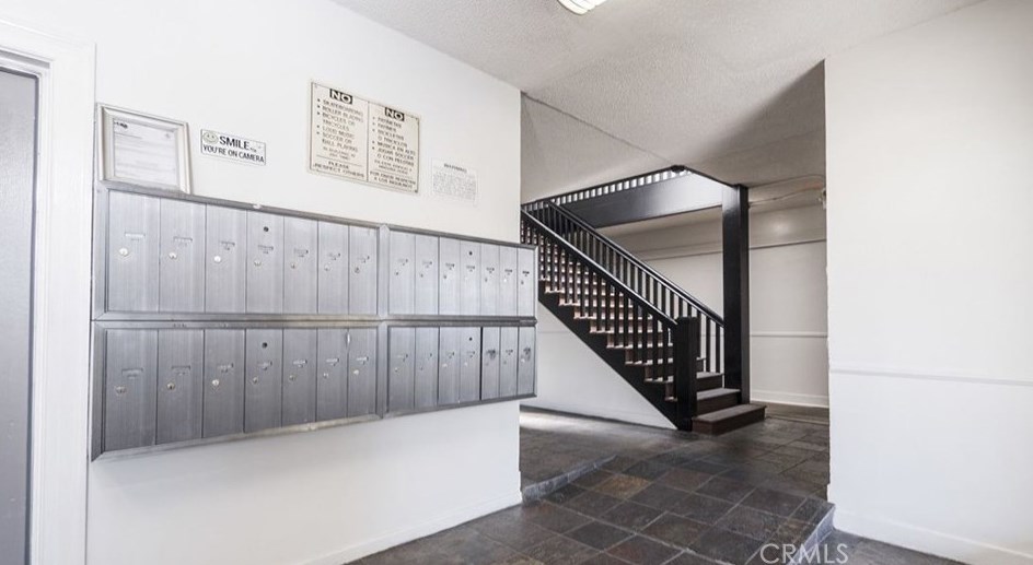 1913 3 St, Los Angeles CA  90020-2305 exterior