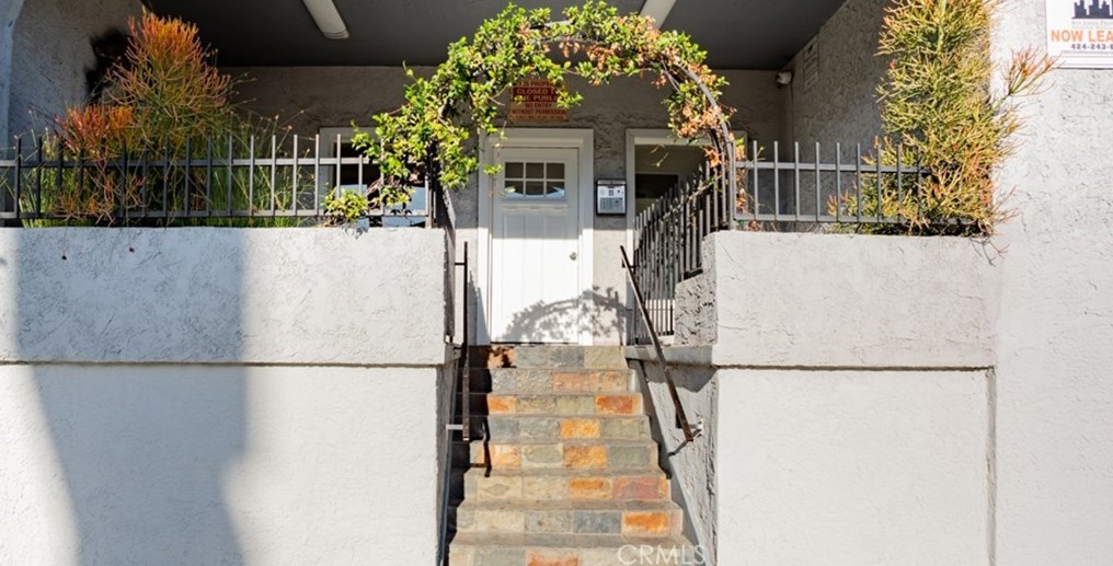 1913 3 St, Los Angeles CA  90020-2305 exterior