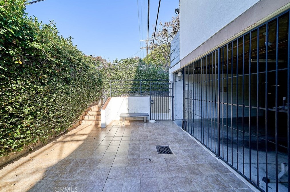 443 Gramercy Pl, Los Angeles CA  90020-4982 exterior
