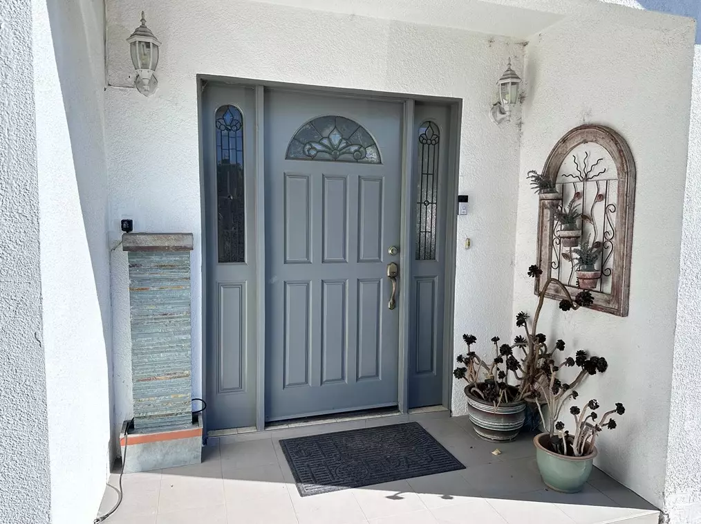 5170 Avenida Oriente, Los Angeles CA  91356-4330 exterior