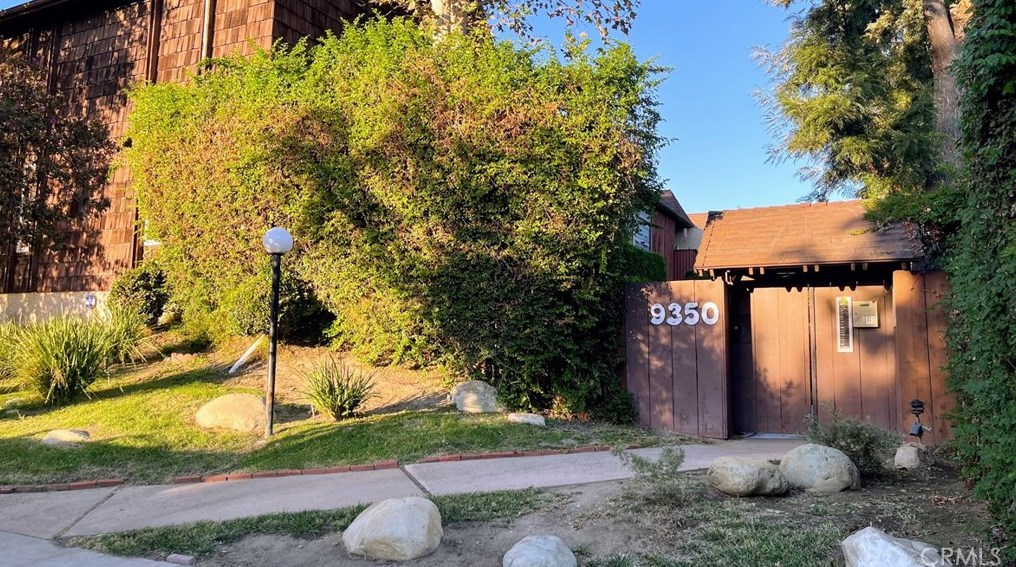 9350 Moonbeam Ave, Van Nuys CA  91402-1346 exterior