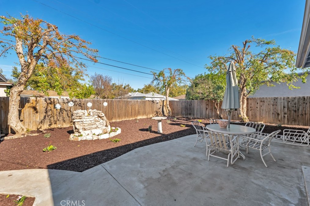 18343 Erwin St, Los Angeles CA  91335-7027 exterior