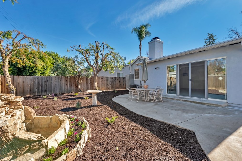 18343 Erwin St, Los Angeles CA  91335-7027 exterior