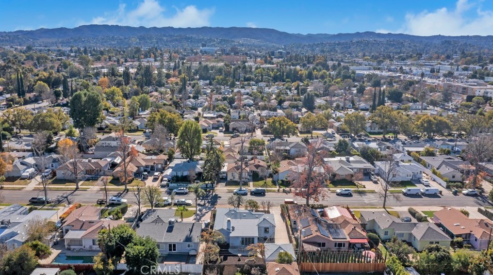 18343 Erwin St, Los Angeles CA  91335-7027 exterior