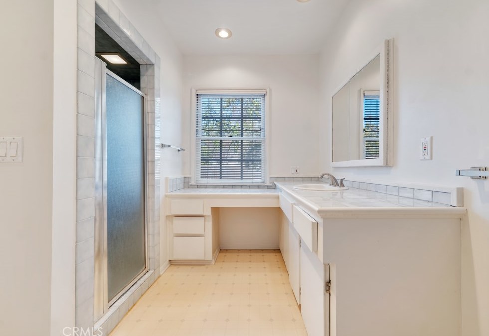 18343 Erwin St, Los Angeles CA  91335-7027 exterior