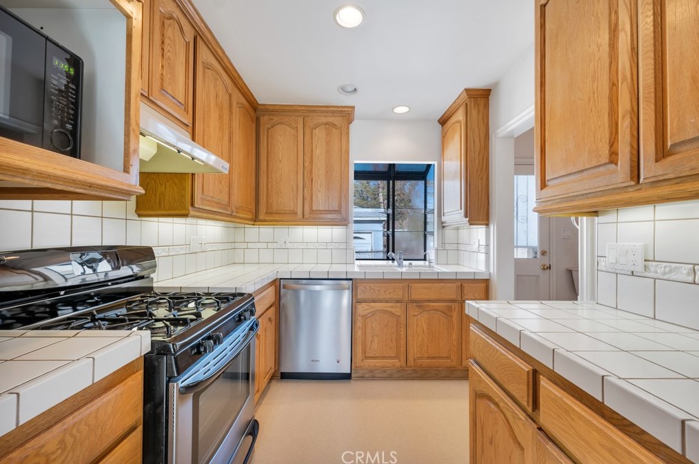 18343 Erwin St, Los Angeles CA  91335-7027 exterior