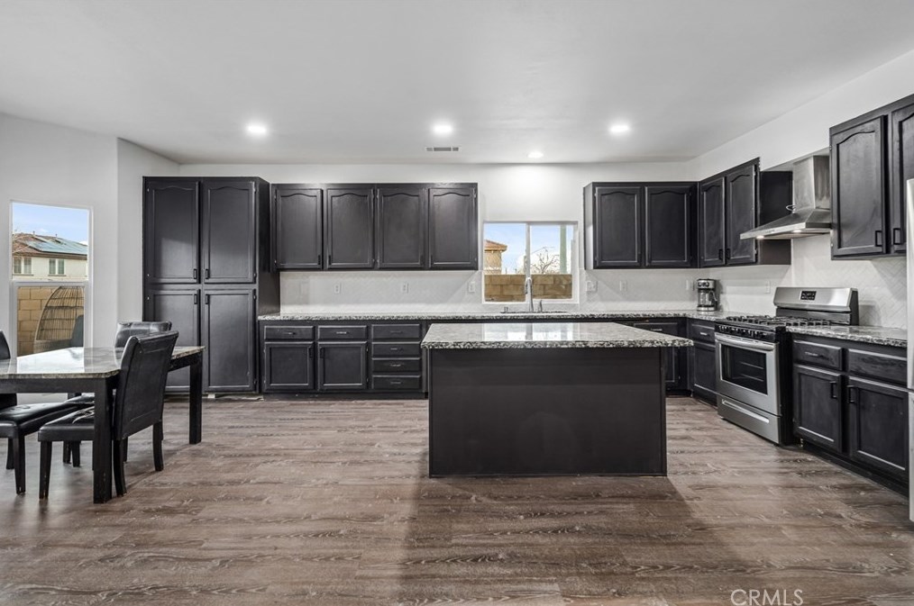 39943 Sunstar St, Palmdale CA  93551-5705 exterior