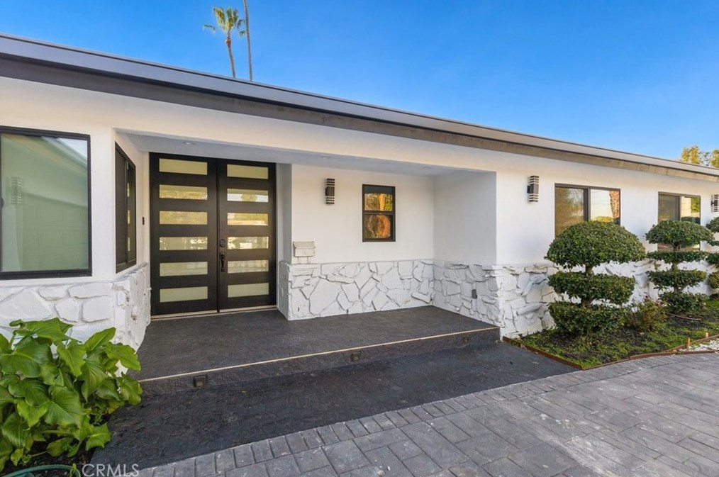 5301 Crebs Ave, Los Angeles CA  91356-4012 exterior