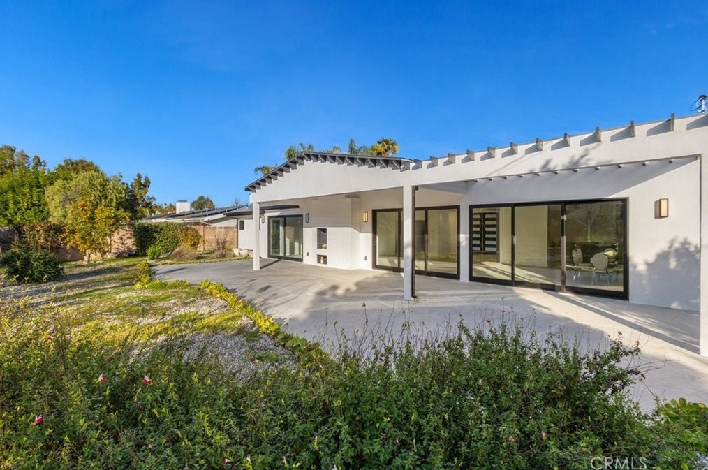 5301 Crebs Ave, Los Angeles CA  91356-4012 exterior