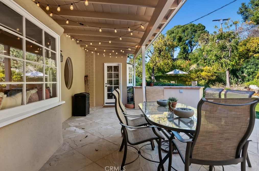 4080 Hayvenhurst Dr, Van Nuys CA  91436-3645 exterior