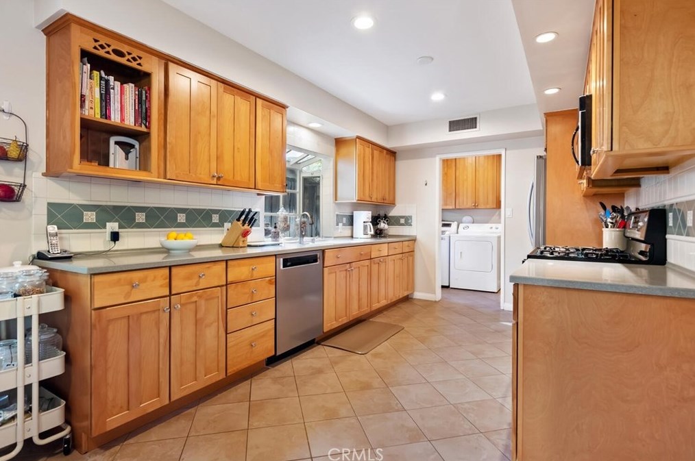 4080 Hayvenhurst Dr, Van Nuys CA  91436-3645 exterior