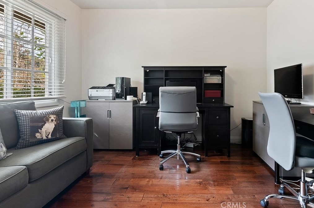 4080 Hayvenhurst Dr, Van Nuys CA  91436-3645 exterior