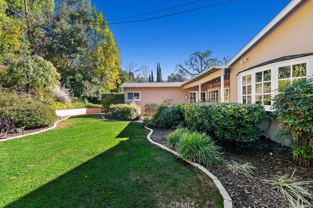 4080 Hayvenhurst Dr, Van Nuys CA  91436-3645 exterior