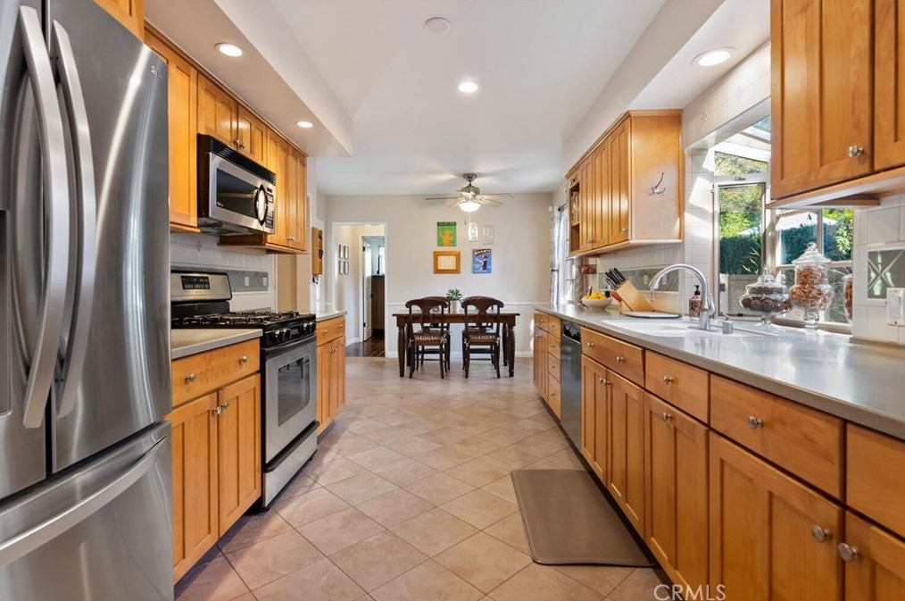 4080 Hayvenhurst Dr, Van Nuys CA  91436-3645 exterior