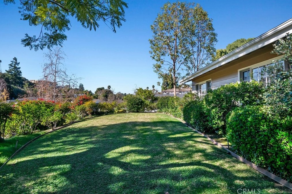 4080 Hayvenhurst Dr, Van Nuys CA  91436-3645 exterior