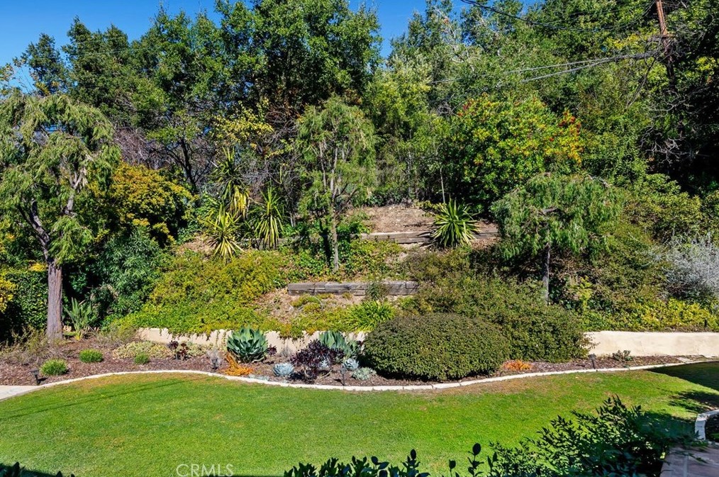 4080 Hayvenhurst Dr, Van Nuys CA  91436-3645 exterior