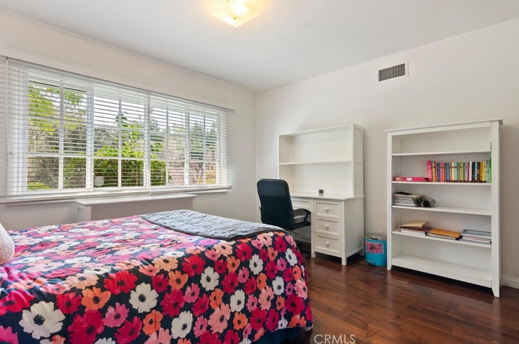 4080 Hayvenhurst Dr, Van Nuys CA  91436-3645 exterior