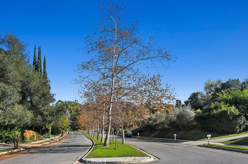 4080 Hayvenhurst Dr, Van Nuys CA  91436-3645 exterior