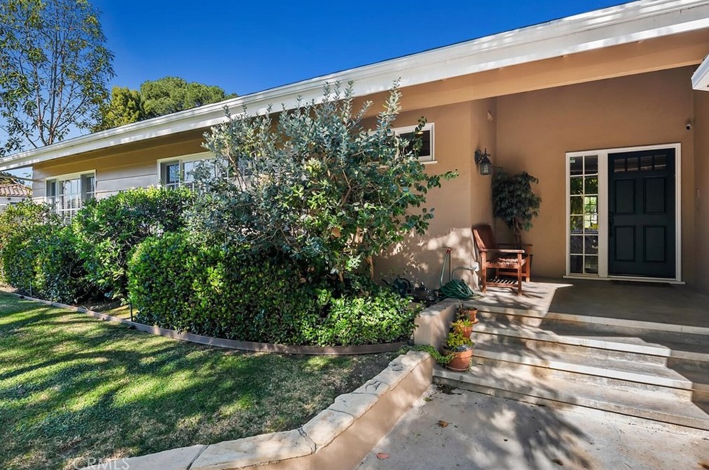 4080 Hayvenhurst Dr, Van Nuys CA  91436-3645 exterior