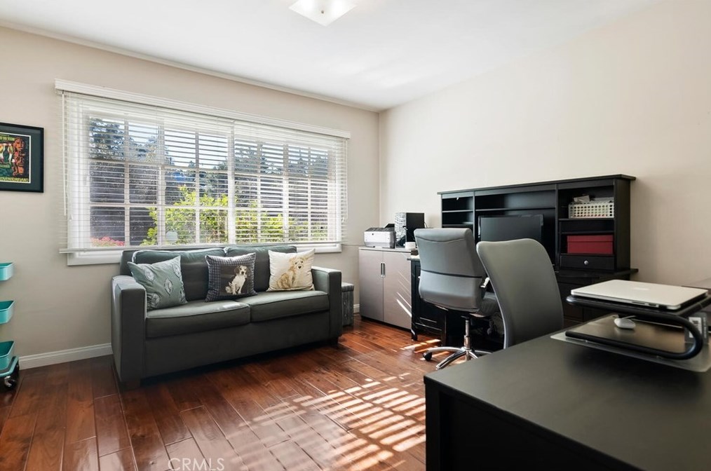 4080 Hayvenhurst Dr, Van Nuys CA  91436-3645 exterior