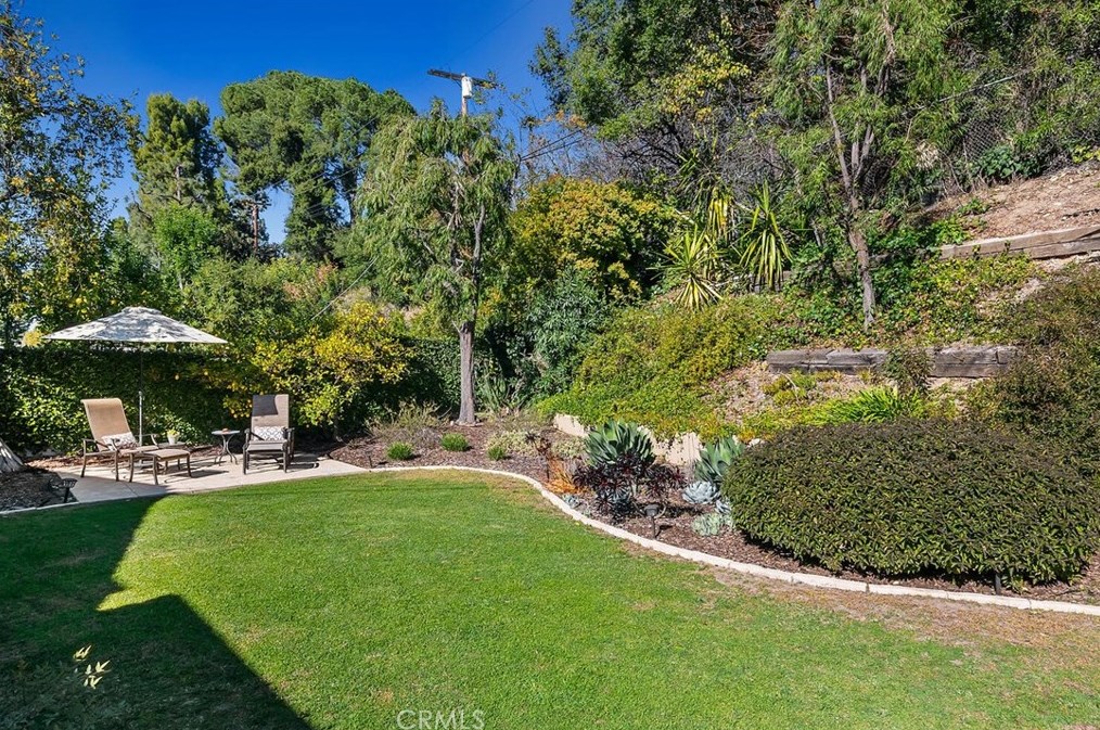 4080 Hayvenhurst Dr, Van Nuys CA  91436-3645 exterior