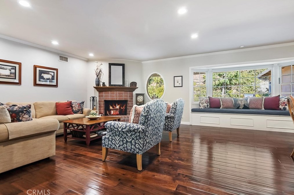 4080 Hayvenhurst Dr, Van Nuys CA  91436-3645 exterior