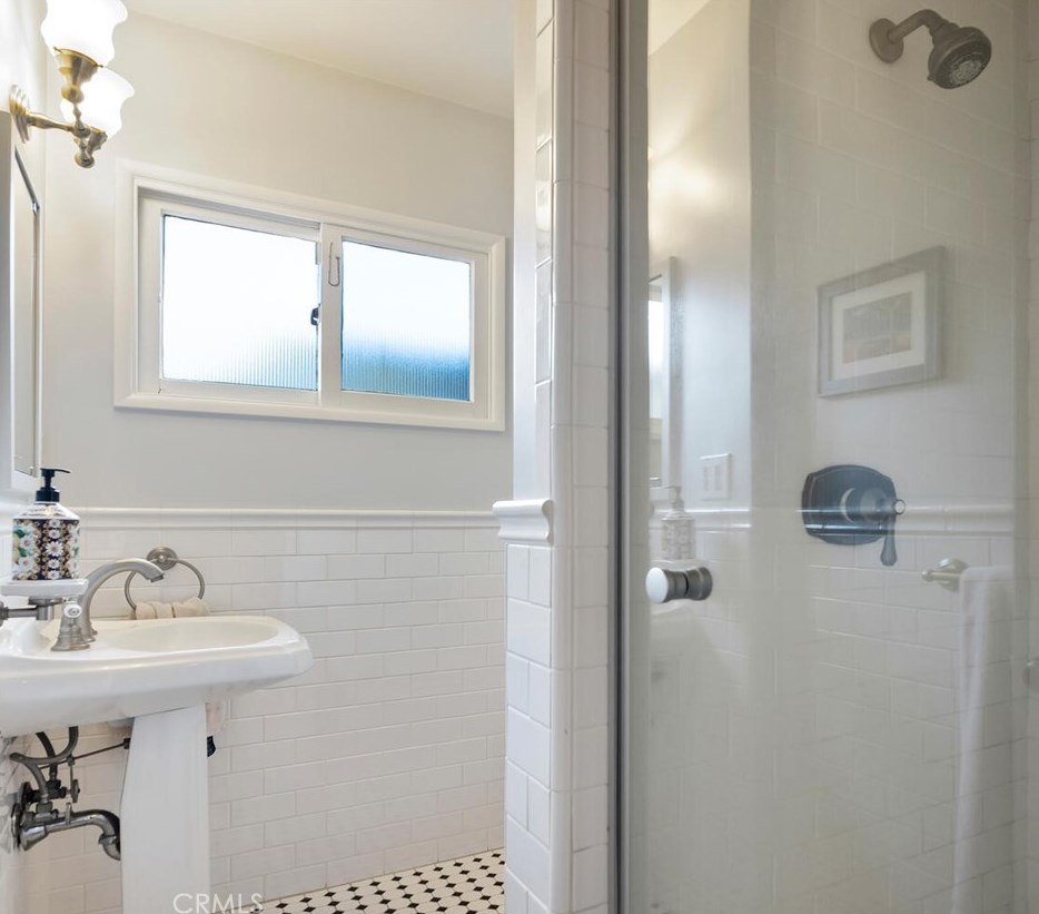 4080 Hayvenhurst Dr, Van Nuys CA  91436-3645 exterior