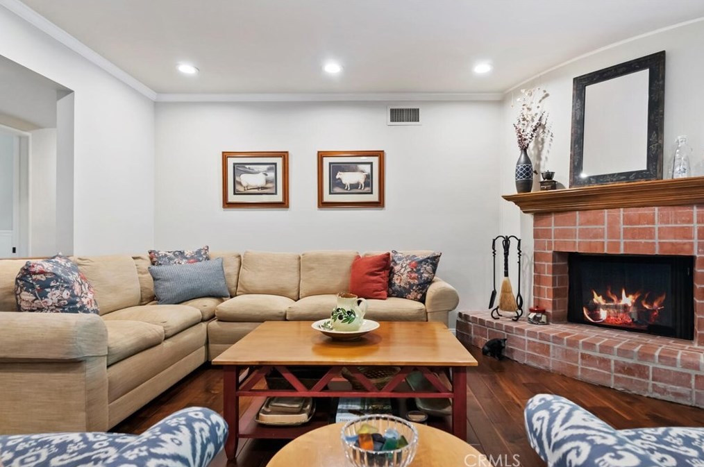 4080 Hayvenhurst Dr, Van Nuys CA  91436-3645 exterior