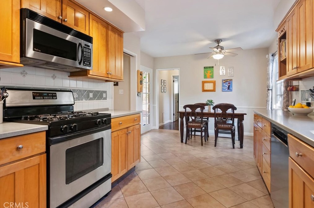 4080 Hayvenhurst Dr, Van Nuys CA  91436-3645 exterior