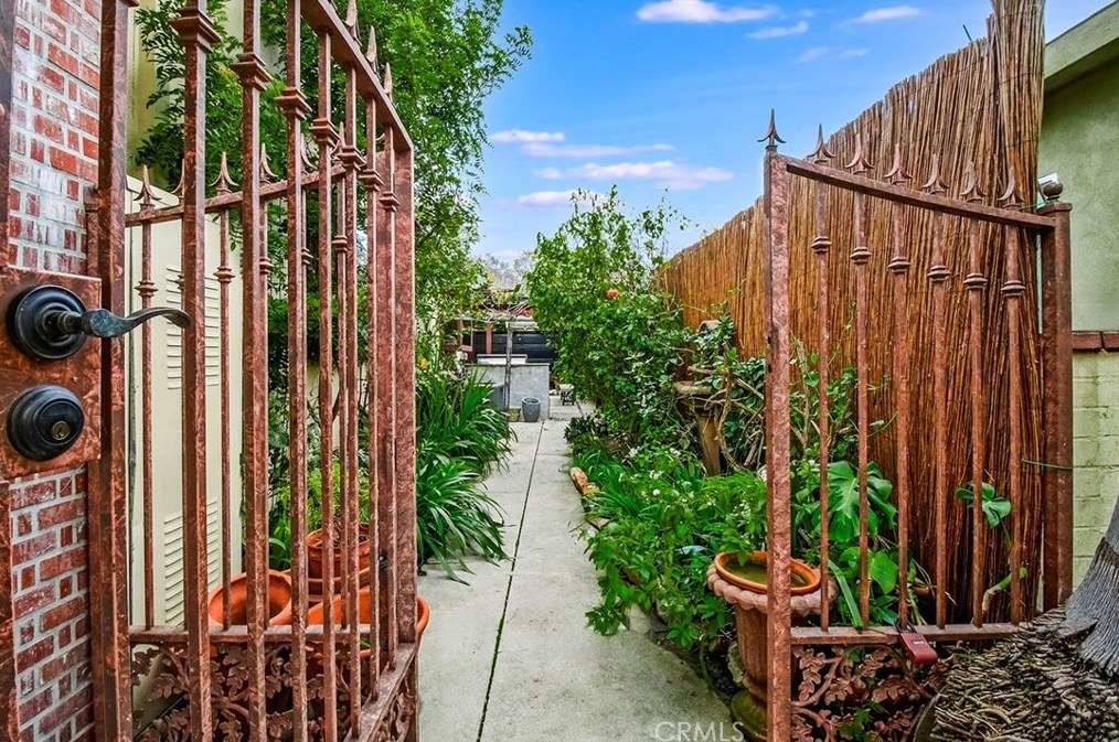 2564 Armacost Ave, Los Angeles CA  90064-2716 exterior