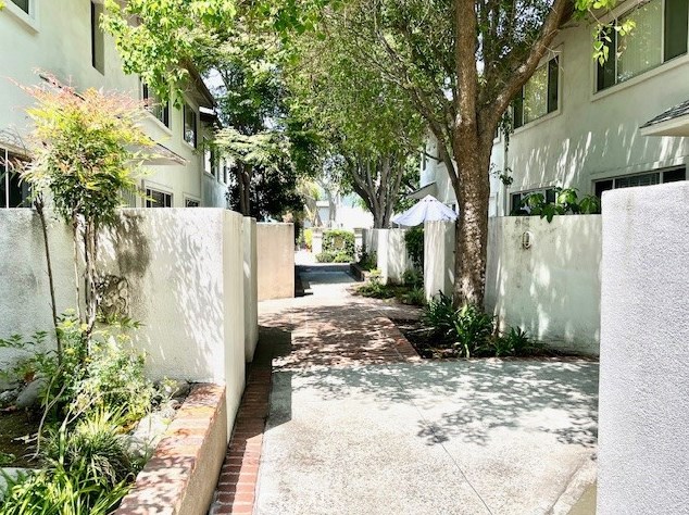18619 Collins St, Los Angeles CA  91356-2147 exterior