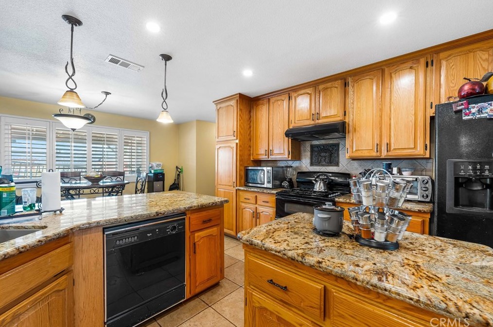 9081 Pinon Ave, Hesperia CA  92345-3773 exterior